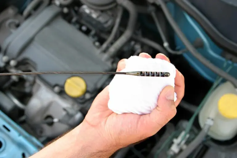 Comment vérifier le niveau d’huile d’une voiture (Tutoriel complet + astuces) 3 https://elocar.com/wp-content/smush-webp/2021/09/controle-jauge-huile-moteur-niveau-garage-elocar-768x512.jpg.webp?utm_source=chatgpt.com